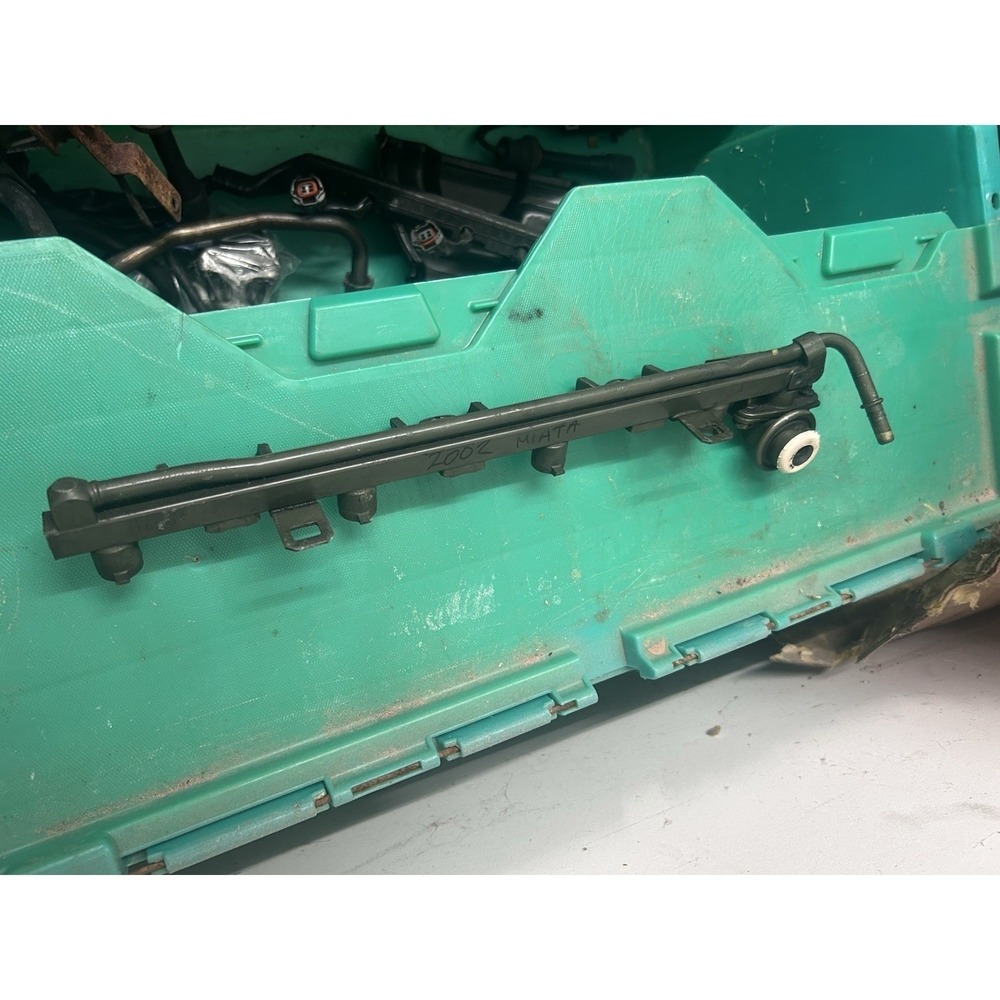 2001-2005 Mazda Miata 1.8L Fuel Rail with pressure regulator line 2002 2003 2004